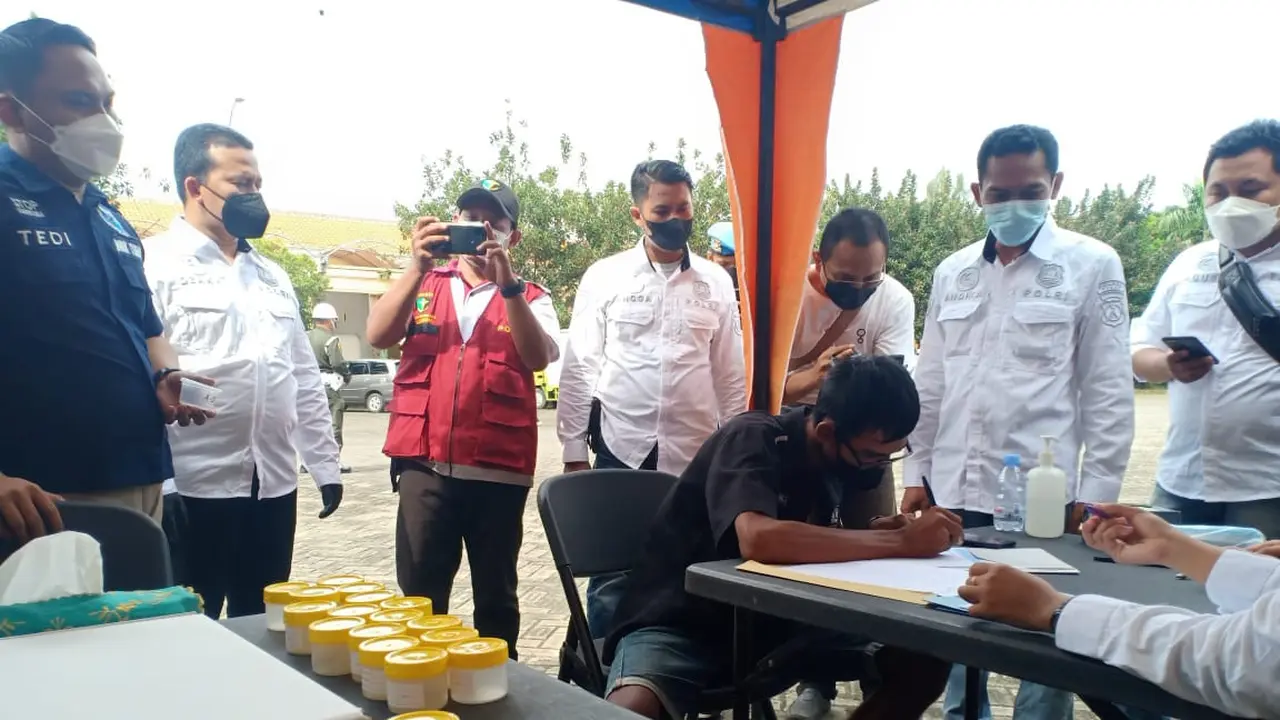 Sopir dan kondektur di Tuban jalani tes urine. (Adirin/Liputan6.com)