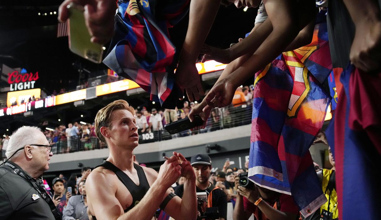 Pemain Barcelona, Frenkie de Jong, memberikan tanda tangan kepada fans setelah laga melawan AC Milan pada laga pramusim di Allegiant Stadium, Las Vegas, Rabu (2/8/2023). Barcelona menang dengan skor tipis 1-0. (AP Photo/John Locher)