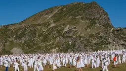 Anggota gerakan keagamaan internasional White Brotherhood menari di puncak Gunung Rila, Bulgaria, Senin (19/8/2019). Ratusan peziarah tersebut berkumpul di puncak Gunung Rila pada 19-21 Agustus untuk menandai tahun baru "spiritual" mereka. (NIKOLAY DOYCHINOV/AFP)