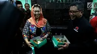 Suasana pertemuan Direktur Eksekutif The Wahid Institude Yenny Wahid dengan Sekjen PDIP Hasto Kristiyanto di kantor The Wahid Institude, Jalan Taman Amir Hamzah No 8 Menteng, Jakarta Pusat,  Senin (5/2). (Liputan6.com/JohanTallo)