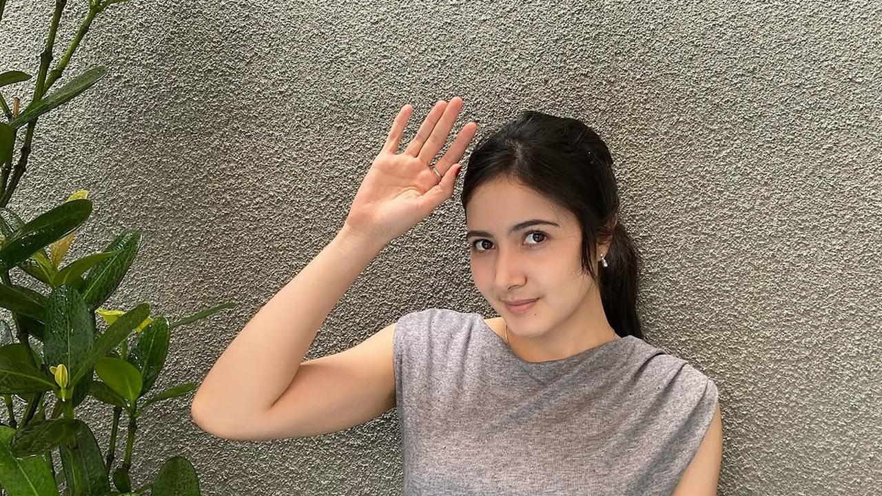 Profil Bulan Sutena, Penyanyi Cantik Asal Bali yang Berparas Bule