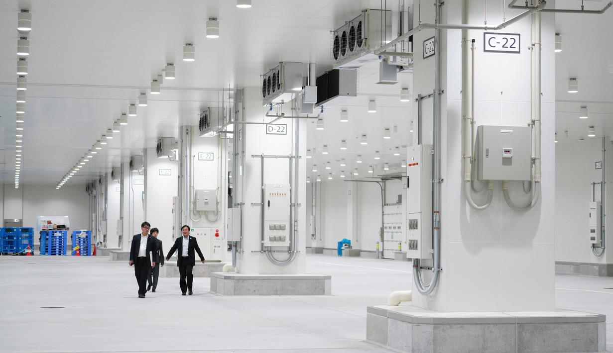 Suasana pasar ikan Toyosu yang akan resmi dibuka pada bulan Oktober mendatang, di Tokyo, Kamis (13/9). Disini akan menjadi lokasi baru untuk Pasar Ikan Tsukiji yang jadi destinasi wisata favorit yang telah dibuka sejak tahun 1935. (AP/Eugene Hoshiko)