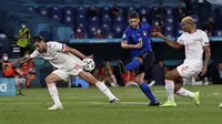 Penyerang Italia, Domenico Berardi menembak bola dari kawalan bek Swiss, Ricardo Rodriguez dan Manuel Akanji selama pertandingan grup A Euro di stadion Olimpiade di Roma, Rabu (16/6/2021). Dengan hasil ini, Italia kokoh dipuncak klasemen dengan poin enam. (Andreas Solaro/Pool Photo via AP)