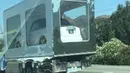 Hanya satu hari setelah kejadian itu berlangsung, mobil Kris Jenner tiba dirumahnya dengan diantarkan oleh mobil box kaca transparan. (TMZ/Bintang.com)