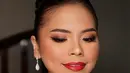 Sementara rambutnya ditata bergaya updo sederhana tanpa aksesori apapun. @djanurms.mua/@myrnamyura]