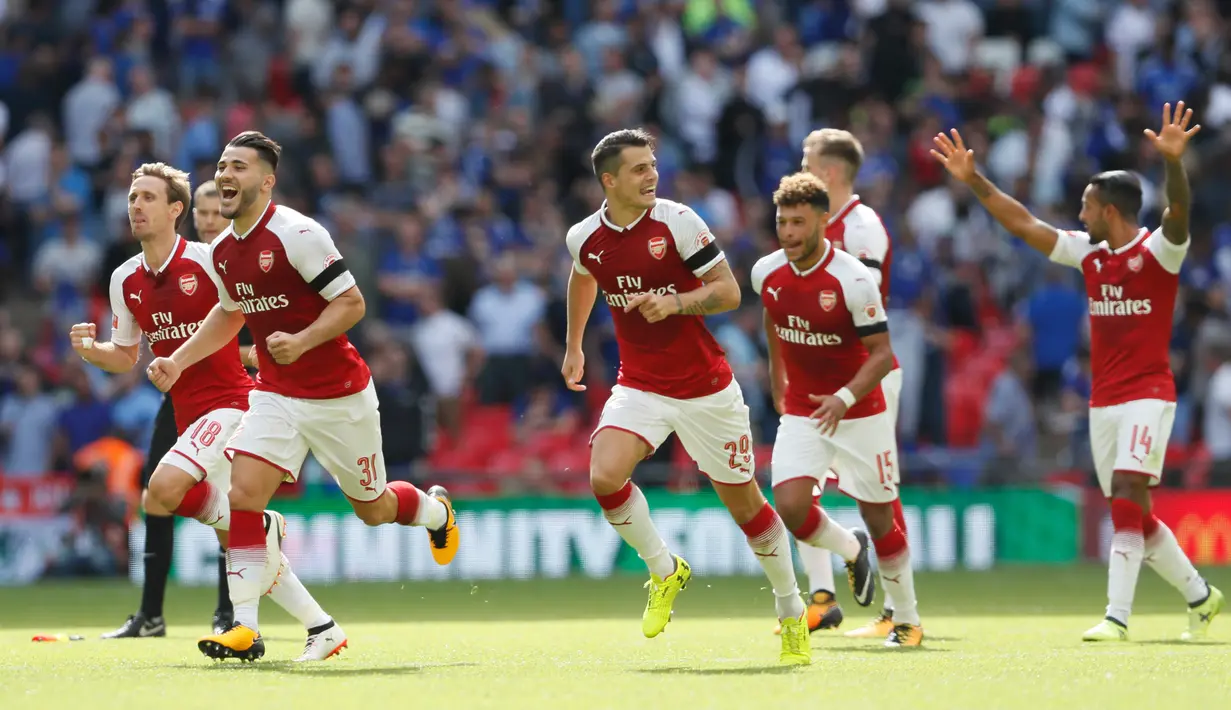 Pemain Arsenal berlari kearah pendukung saat merayakan kemenangan dalam pertandingan FA Community Shield di Stadion Wembley di London, Inggris (6/8). Di waktu normal Chelsea berhasil unggul lebih dahulu melalui Victor Moses. (AP Photo/Kirsty Wigglesworth)