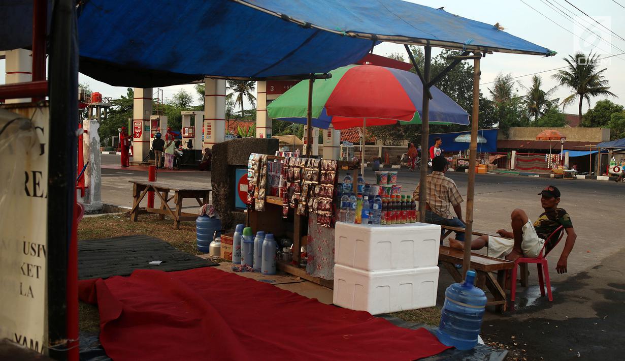Suasana di salah satu warung dadakan di Jalur Pantura, Cirebon, Jawa Barat, Rabu (21/6). Menjelang puncak arus mudik Lebaran 2017, warga yang tinggal di dekat jalur Pantura membuat warung-warung dadakan. (Liputan6.com/Johan Tallo)
