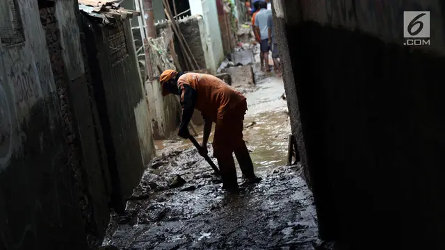 Pasukan Oranye dan Biru Bersihkan Lumpur Sisa Banjir