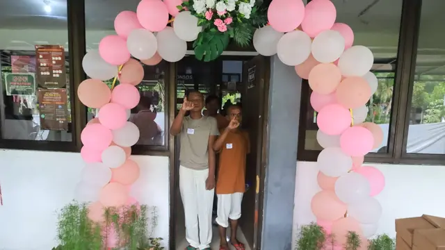 Warga Liponsos Keputih Surabaya menyalurkan suara ke TPS. (Dian Kurniawan/Liputan6.com)