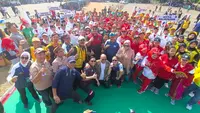 Manpora Dito Ariotedjo berfoto bersama peserta Pekan Olahraga Tradisional Tingkat Nasional (Potradnas) 2023 di Lapangan Open Space Gallery Linggarjati, Kabupaten Kuningan, Jawa Barat, Selasa (13/6/2023). (Bola.com/Dok. Kemenpora)