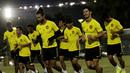 Pemain Timnas Malaysia saat latihan jelang laga kualifikasi Piala Dunia di Lapangan ABC, Senayan, Jakarta, Selasa (3/9). Malaysia akan berhadapan dengan Indonesia. (Bola.com/M Iqbal Ichsan)