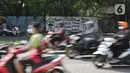 Kendaraan melintas di depan mural di Jalan Raya Citayam, Depok, Jawa Barat, Rabu (25/8/2021). Mural tersebut merupakan wujud ekspresi dari sejumlah seniman serta sebagai media penyampaian kritik sosial kepada pemerintah di tengah pandemi COVID-19. (Liputan6.com/Herman Zakharia)