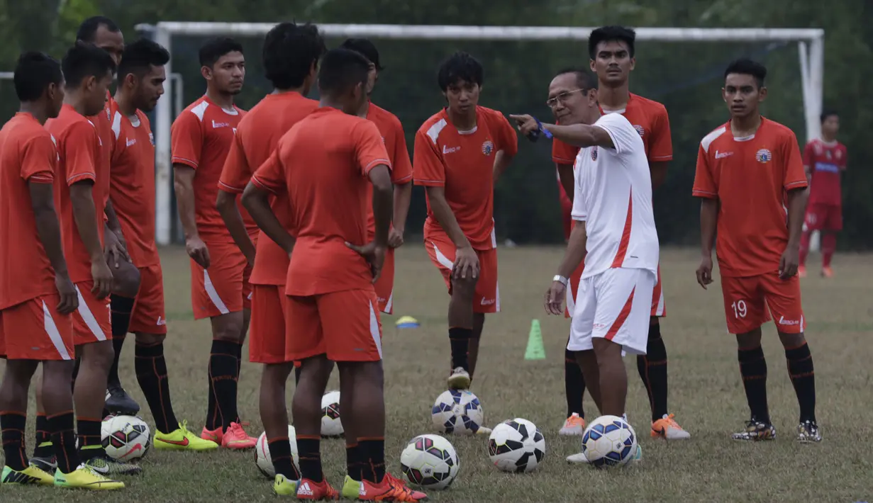 Pelatih baru Persija, Bambang Nurdiansyah memberikan instruksi kepada anak asuhnya pada latihan perdana jelang Piala Jenderal Sudirman di Lapangan National Youth Training Center, Sawangan, Depok, Jumat (30/10/2015). (Bola.com/Vitalis Yogi Trisna)