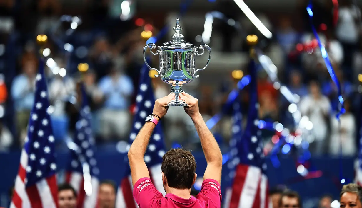 Petenis Swis, Stan Wawrinka  mengangkat trofi juara tunggal putra AS Terbuka 2016 saat mengalahkan Novak Djokovicdi USTA Billie Jean King National Tennis Center, New York, (11/9/2016). (AFP/Jewel Samad)