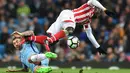 Pemain Manchester City, Aleksandar Kolarov (kiri) menghadang laju pemain Stoke City, Mame Biram Diouf pada lanjutan Premier League di Etihad Stadium, (8/3/2017). Manchester City bermain imbang 0-0.  (AFP/Anthony Devlin)