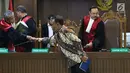 Terdakwa korupsi pembangunan gedung IPDN Budi Rachmat Kuniawan saat sidang putusan di Pengadilan Tipikor, Jakarta, Jumat (26/7/2019). Budi terbukti bersalah melakukan korupsi proyek pembangunan kampus IPDN di Kabupaten Agam, dan Kabupaten Rokan Hilir, Riau. (Liputan6.com/Helmi Fithriansyah)