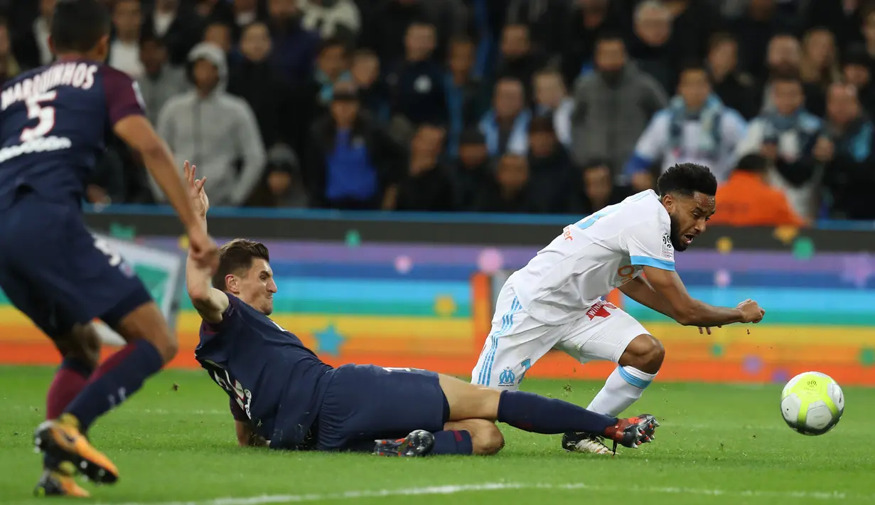 Bek Olympique Marseille, Jordan Amavi (kanan) berebut bola dengan bek Paris Saint-Germain, Thomas Meunier pada Liga Prancis (Ligue 1) di Stadion Velodrome, Minggu (22/10). PSG ditahan Olympique Marseille 2-2 . (Valery HACHE/AFP)