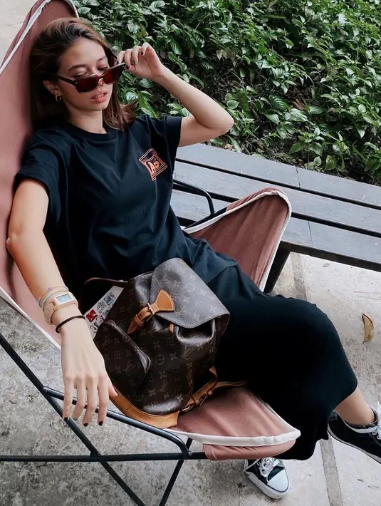 Tak hanya anggun, wanita 26 tahun ini juga tampil trendi dengan memakai kacamata. Seperti kali ini, Yuki Kato tampak simepl mengenakan kaus hitam yang dipadukan dengan kulot senada. Kacamata yang dipakai membuatnya makin stylish. (Liputan6.com/IG/@yukikt)
