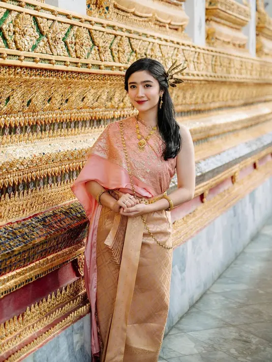 Banyak yang memberikan kepada Febby dengan penampilannya yang menawan. Banyak yang memuji penampilannya ini enggak kalah dengan para selebriti khas Gajah Putih. Selain berfoto dengan busana khas Thailand, Febby juga pernah jalani pemotretan dengan busana khas destinasi wisata lainnya seperti Turki. (Liputan6.com/IG/@febbyrastanty)