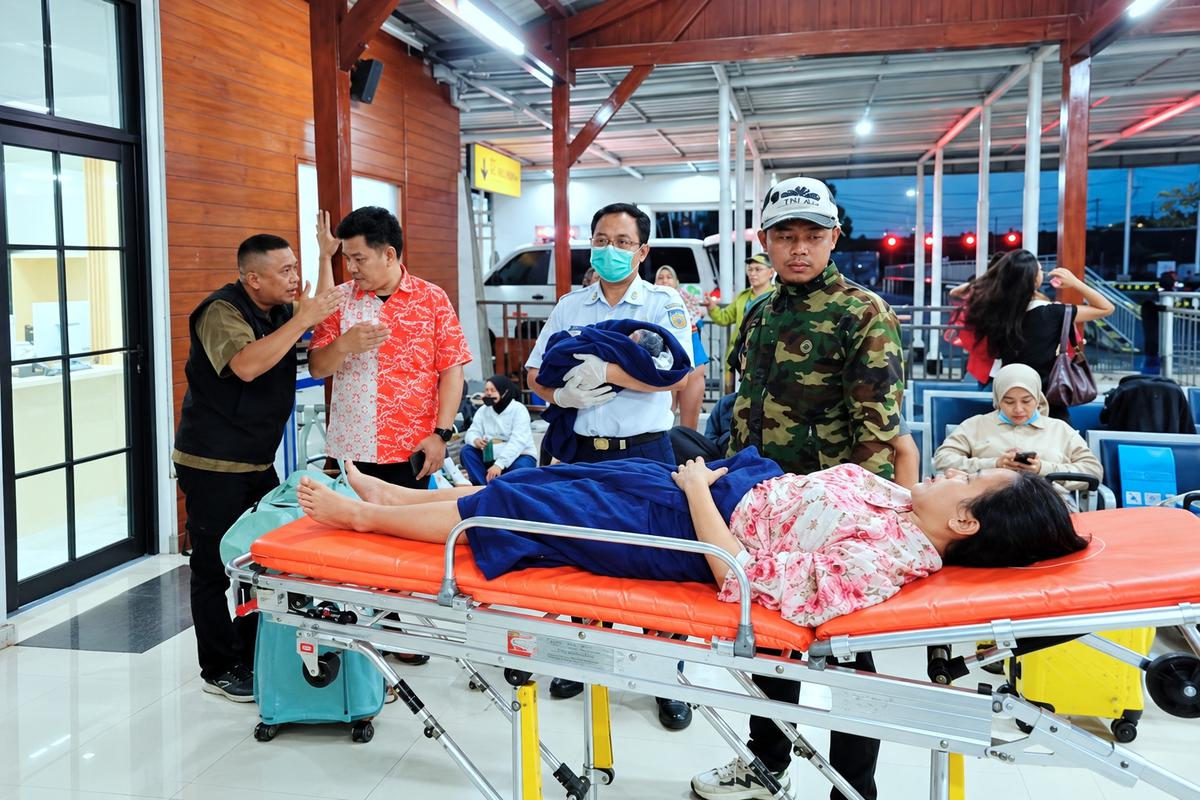 Persalinan ibu melahirkan di KA Sangkuriang. (merdeka.com/istimewa)