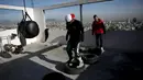 Dua orang warga berlatih tinju menggunakan ban diatas ruangan Apartemen yang juga digunakan sebagai Gym di Monterrey, Mexico (29/1/2016). (REUTERS/Daniel Becerril)