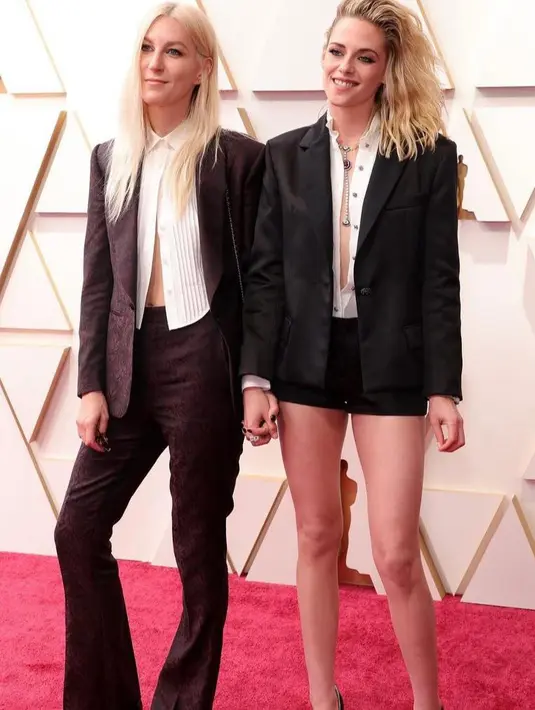 Kristen Stewart hadir bersama calon tunangannya, Dylan Meyer. Keduanya terlihat kompak mengenakan outfit serba monokrom. Kristen Stewart memakai tuksedo crop dan celana pendek dengan kemeja menerawang dari brand Chanel. (Instagram/enews).
