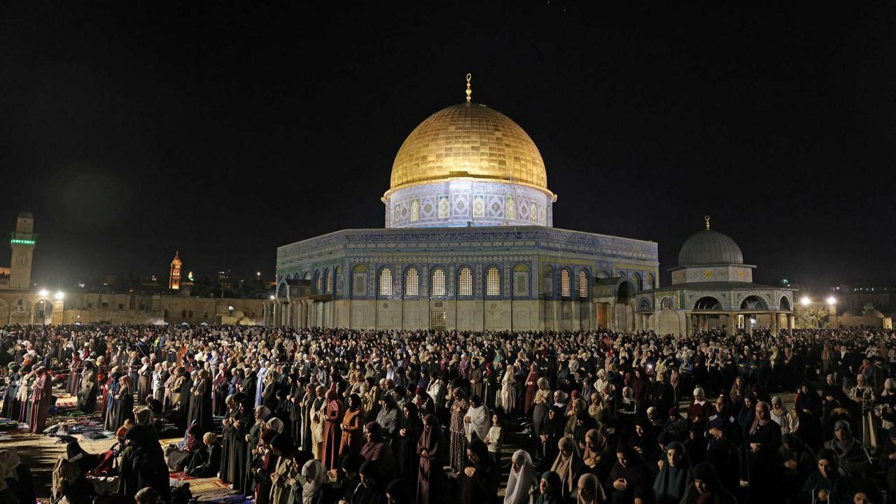 Ribuan Warga Palestina Beribadah Malam 27 Ramadan di Masjid Al Aqsa