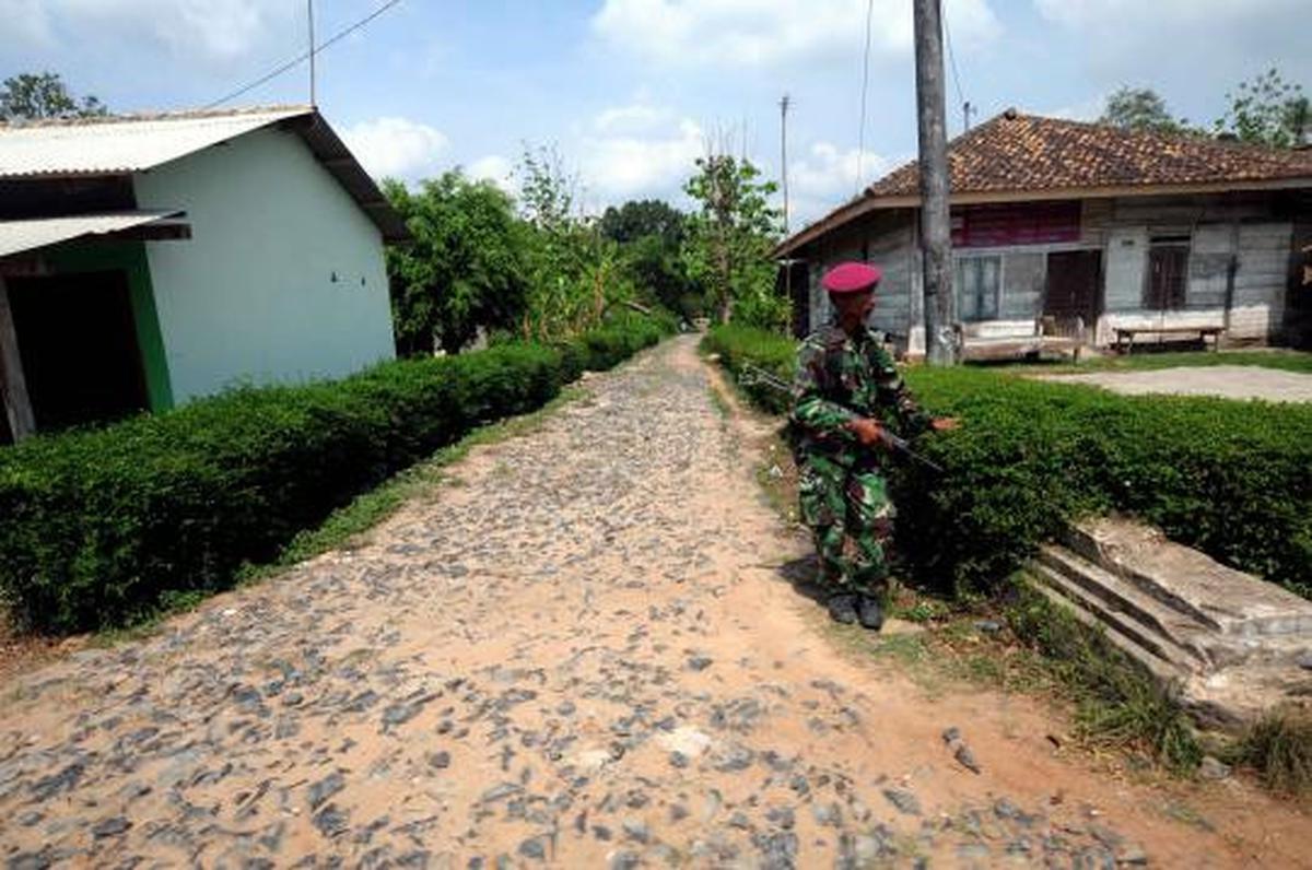 TNI bersihkan puing-puing pasca bentrokan Lampung Selatan