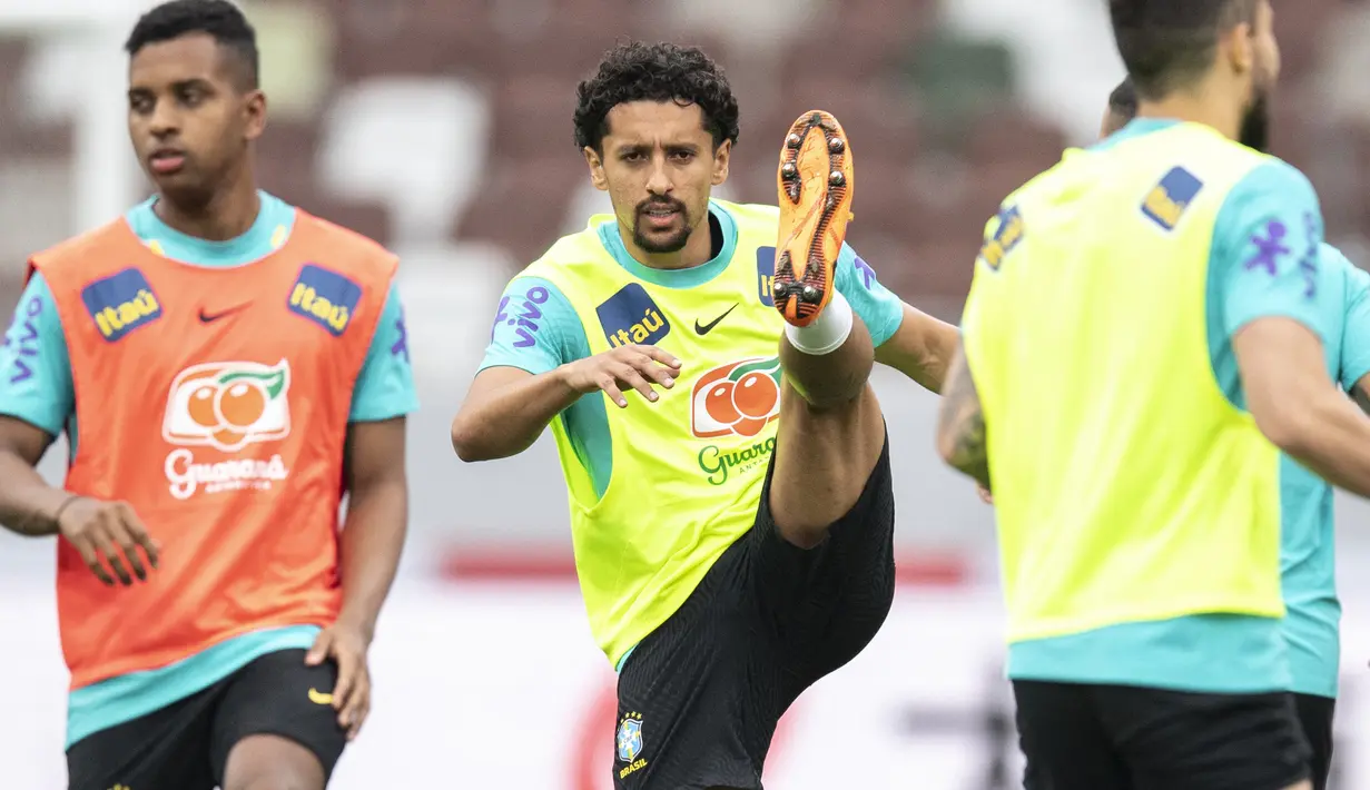 Bek timnas Brasil Marquinhos (tengah) menghadiri sesi latihan  di Stadion Nasional di Tokyo, Minggu (5/6/2022). Timnas Brasil akan menghadapi Jepang dalam laga persahabatan di Japan National Stadium pada hari Senin 6 Juni 2022, pukul 17.20 WIB. (Charly TRIBALLEAU / AFP)