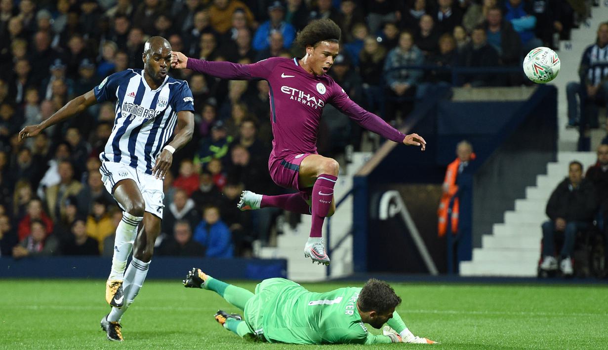 Aksi pemain Manchester City, Leroy Sane melewati terjangan kiper West Bromwich, Ben Foster (kanan) pada laga Piala Liga Inggris di The Hawthorns, West Bromwich, (20/9/2017). City menang 2-1.  (AFP/Oli Scarff)