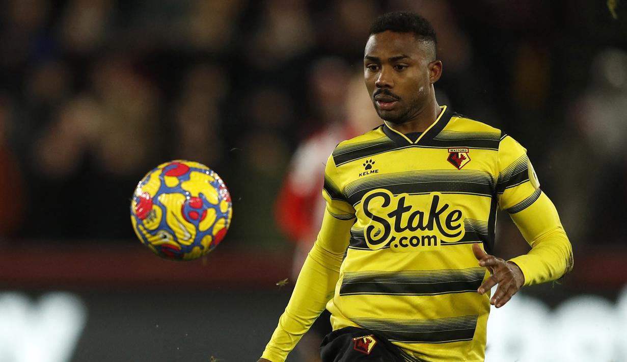 Emmanuel Dennis. Striker Nigeria berusia 24 tahun yang baru semusim membela Watford di Premier League sejak didatangkan dari Club Brugge pada awal musim 2021/2022 ini dikabarkan segera hengkang dari Watford usai terdegradasi. Pemain yang menorehkan 10 gol dan 6 assist di Premier League musim 2021/2022 dan kini memilki nilai pasar 8 juta euro ini sedang menjalin negosiasi dengan West Ham United. (AFP/Adrian Dennis)