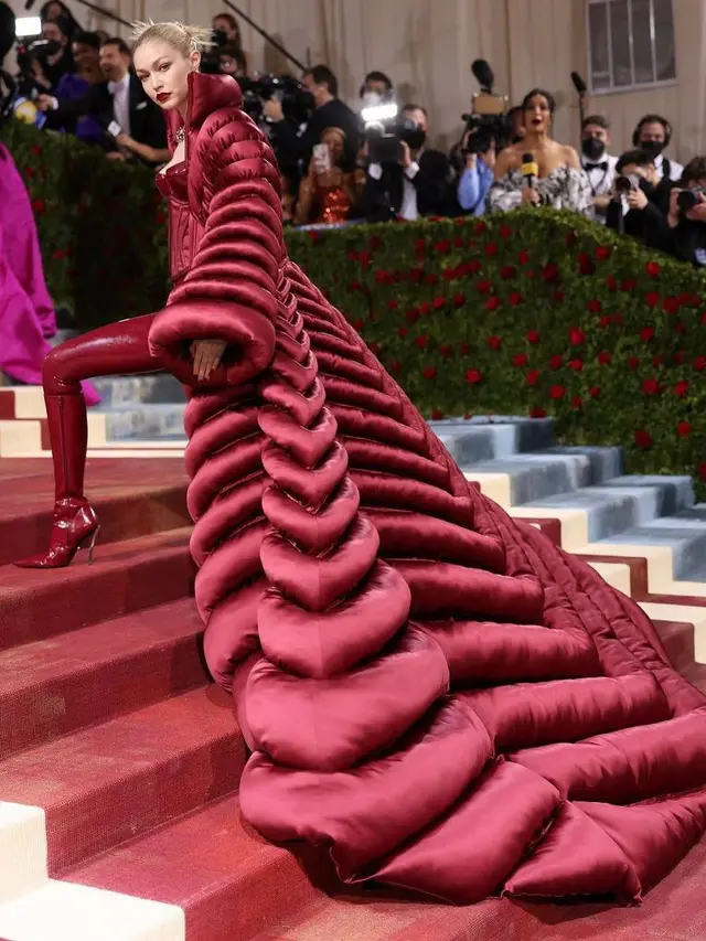Tampilan Dramatis Gigi Hadid Kenakan Catsuit dan Mantel Puffer Atelier Versace di Met Gala 2022