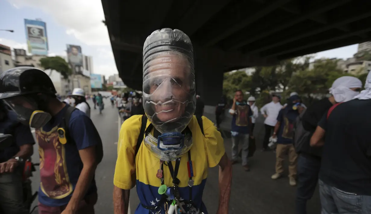 Pengunjuk rasa menuntut diadakannya pemilu baru dan dibebaskannya para demonstran yang dipenjara oleh Maduro, Caracas, Venezuela, Sabtu (26/5). (AP Photo)  
