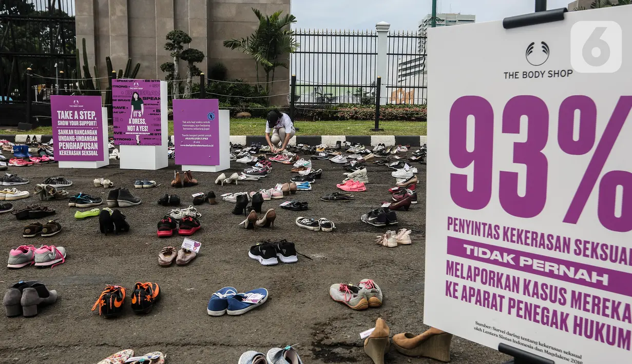 Ratusan sepatu diletakan saat aksi diam 500 Langkah Awal Sahkan Rancangan Undang-Undang Penghapusan Kekerasan Seksual (RUU PKS) di depan gedung DPR, Jakarta, Rabu (25/11/2020). (Liputan6.com/Johan Tallo)