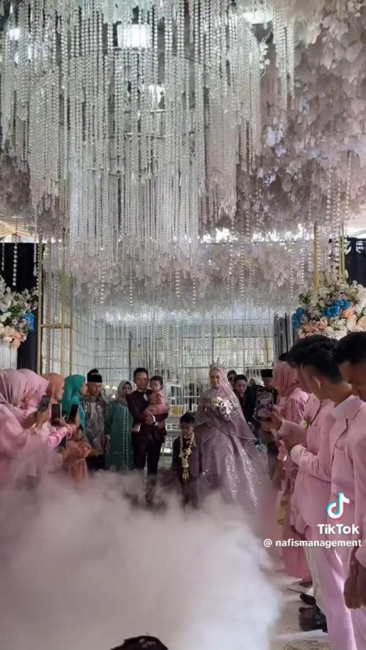 Bahkn tampak juga beberapa orang yang memakai seragam pink layaknya bridesmaid dan groomsman.