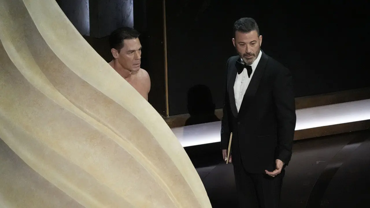 John Cena dan Jimmy Kimmel di Piala Oscar 2024. (AP Photo/Chris Pizzello)