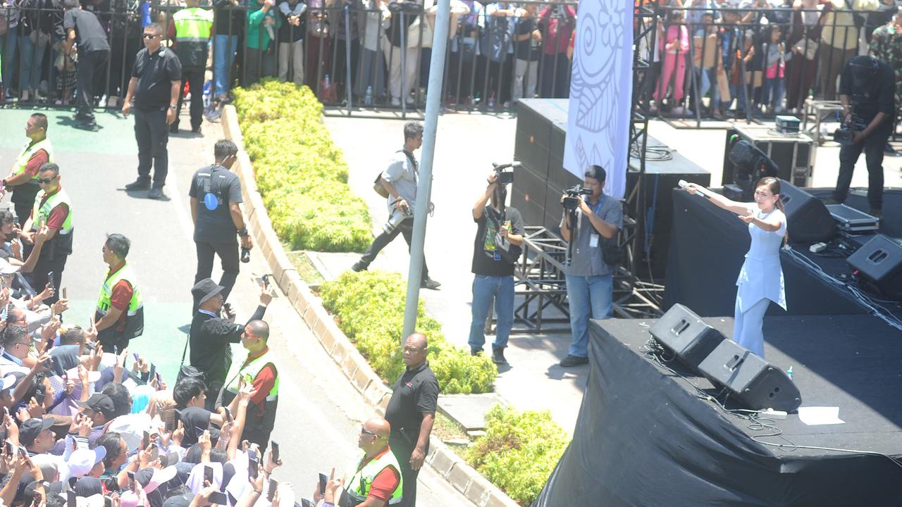 FOTO: Goyangan Ayu Ting Ting Meriahkan Pesta Rakyat Prabowo-Gibran di Bundaran HI