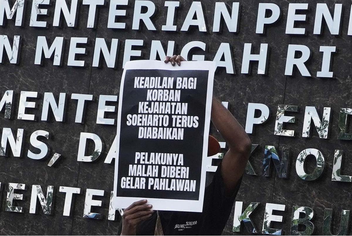FOTO: Aktivis Gelar Aksi Tolak Penganugerahan Gelar Pahlawan untuk Soeharto