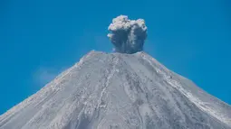 Abu vulkanik terlihat keluar dari Gunung Colima di San Antonio, Meksiko (22/1). Salah satu gunung api paling aktif di Amerika tengah itu kembali memuntahkan abu vulkanik. (AFP Photp/Hector Guerrero)