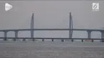 China resmi memiliki jembatan laut terpanjang di dunia. Jembatan sepanjang 55 kilometer ini menghubungkan China daratan, Macau, dan Hong Kong.