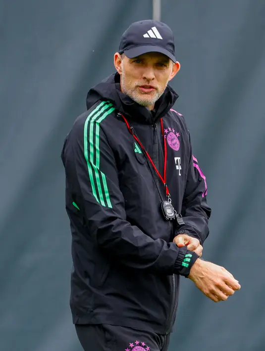 Membantu Inggris lolos kualifikasi Piala Dunia 2026, yang digelar di Amerika Serikat, Kanada, dan Meksiko, menjadi tugas utama Thomas Tuchel yang akan mulai bertugas Januari 2025 mendatang. Tampak dalam foto, Thomas Tuchel saat sesi latihan menjelang pertandingan sepak bola leg kedua semifinal Liga Champions UEFA melawan Real Madrid di tempat latihan Saebener Strasse di Munich, Jerman selatan, pada 7 Mei 2024. (ALEXANDRA BEIER/AFP)