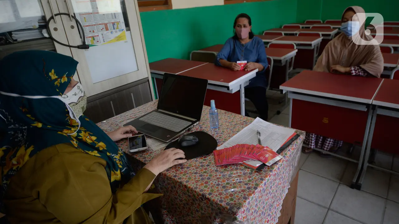 Siswa SD menerima Dua Kartu Perdana