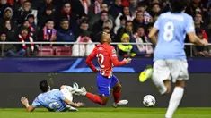 Pemain Atletico Madrid, Samuel Lino, terjatuh saat berebut bola dengan pemain Lazio, Pedro, pada laga grup E Liga Champions di Stadion Metropolitano, Madrid, Kamis (14/12/2023). Atletico menang dua gol tanpa balas. (AP Photo/Pablo Garcia)