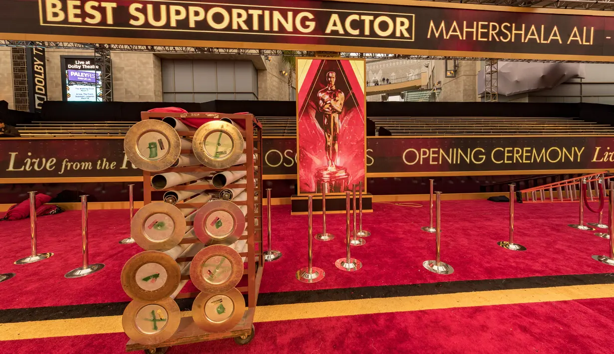 Persiapan lokasi acara Academy Awards ke-89 atau Oscar 2017 di Los Angeles, California, Sabtu (25/2). Acara yang digelar pada Minggu (26/2)  itu merupakan puncak rangkaian musim penghargaan film. (Christopher Polk /GETTY IMAGES NORTH AMERICA/AFP)