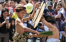 FOTO: Keseruan Perang Pandan, Tradisi Unik Warga Tenganan Bali untuk Hormati Dewa Perang