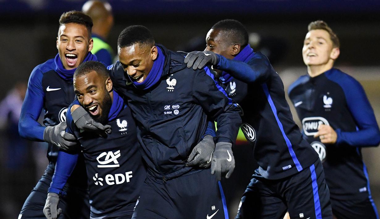 Suasana ceria para pemain Prancis saat mengikuti sesi latihan jelang laga persahabatan di Paris, Selasa (7/11/2017). Prancis akan berhadapan dengan Jerman dan Wales. (AFP/Franck Fife)