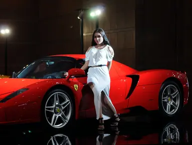 Seorang model bergaya di sisi mobil Ferrari yang dipamerkan di Indonesia International Motor Show 2015 di JI Expo Kemayoran Jakarta, Rabu (19/8/2015). Puluhan merek kendaraan ternama ikut ambil bagian dalam IIMS 2015. (Liputan6.com/Helmi Fithriansyah)