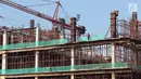 Pekerja menyelesaikan pembangunan gedung bertingkat di Jakarta, Senin (7/5). Pertumbuhan ekonomi kuartal 1 2018 tersebut lebih baik dibandingkan pertumbuhan ekonomi pada periode sama dalam tiga tahun terakhir.  (Liputan6.com/Immanuel Antonius)