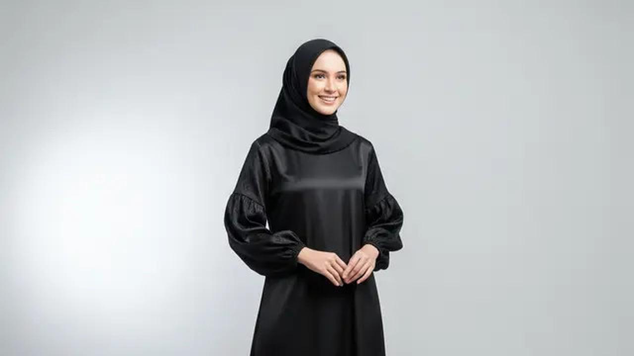 8 Model Gamis Hitam Kombinasi Brokat dan Satin, Mewah dan Elegan