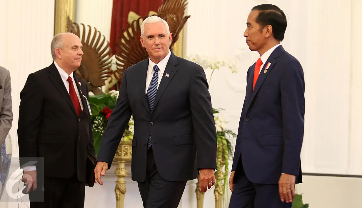 Presiden Joko Widodo (kanan) saat menyambut kedatangan Wakil Presiden Amerika Serikat Michael R. Pence (Mike Pence) di halaman Istana Merdeka, Jakarta, Kamis (20/4). (Liputan6.com/Angga Yuniar)